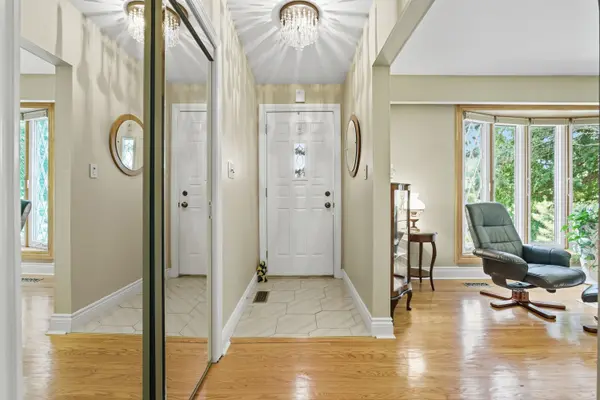 894 Bishop PL, Hamilton, ON L9G 3E5