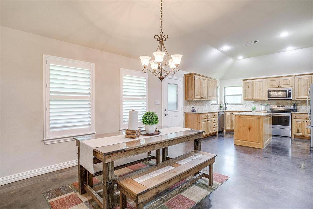 505 N Avenue E, Springtown, TX 76082