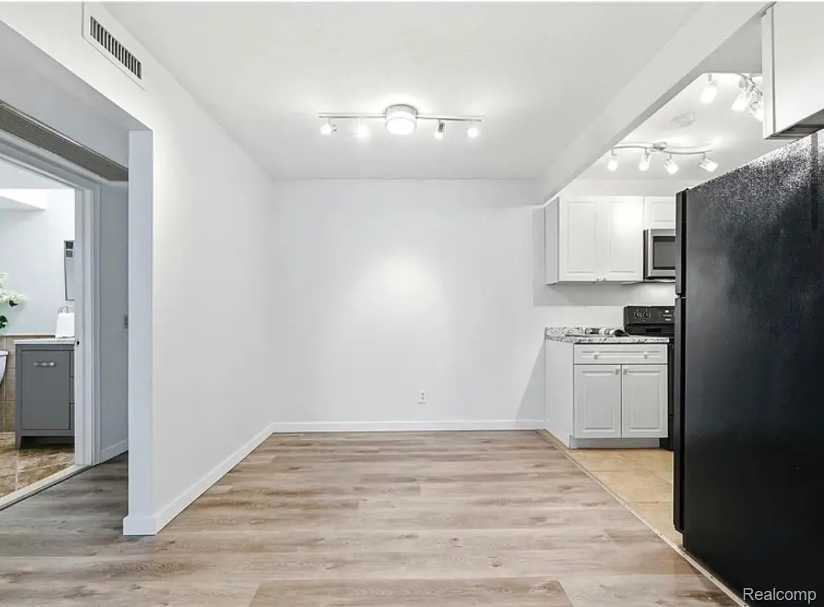 2375 Walton BLVD #8, Rochester Hills, MI 48309