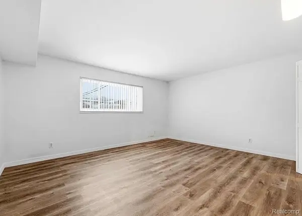 2375 Walton BLVD #8, Rochester Hills, MI 48309