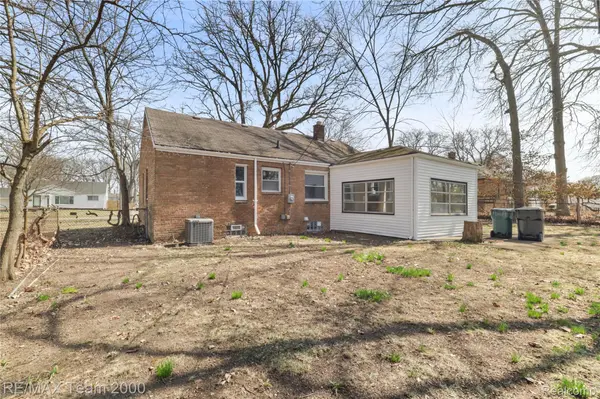 21171 Westhampton ST, Oak Park, MI 48237