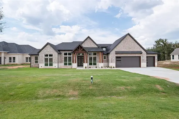 2300 Candlestick Drive, Granbury, TX 76049