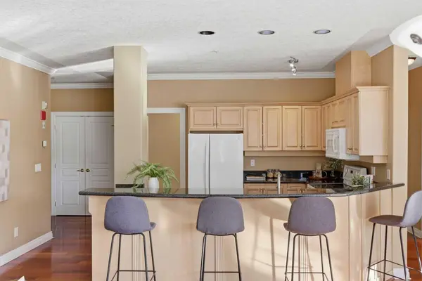 60 24 AVE SW #203, Calgary, AB T2S3C9