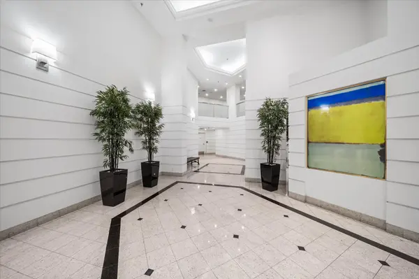 717 Bay ST #703, Toronto C01, ON M5G 2J9