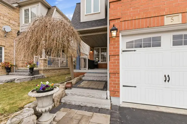 5 Telegraph DR, Whitby, ON L1P 1S2