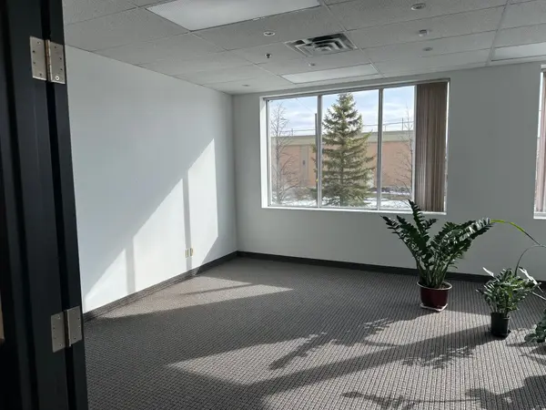 242 Earl Stewart DR #Gr Flr, Aurora, ON L4G 6V8