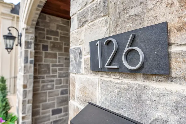 126 Hillview RD, Aurora, ON L4G 2M5