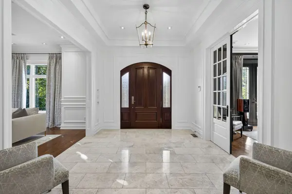 126 Hillview RD, Aurora, ON L4G 2M5