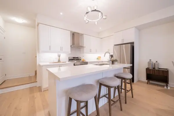 12 Griffith ST, Aurora, ON L4G 7B6