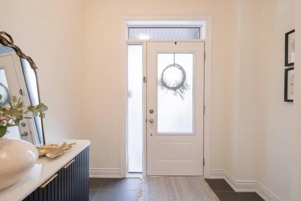 12 Griffith ST, Aurora, ON L4G 7B6