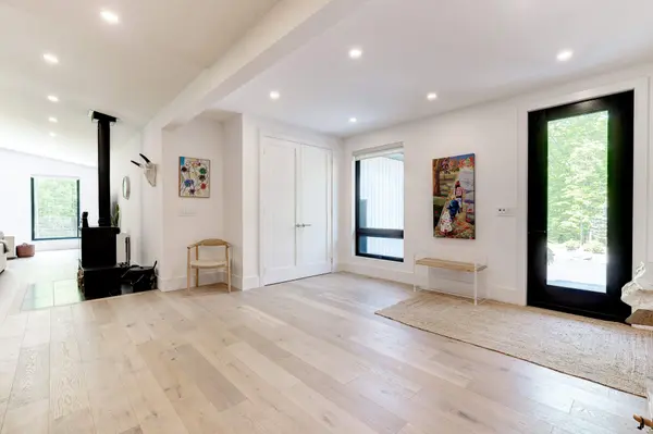 295 Allen RD, Grimsby, ON L3M 4E7