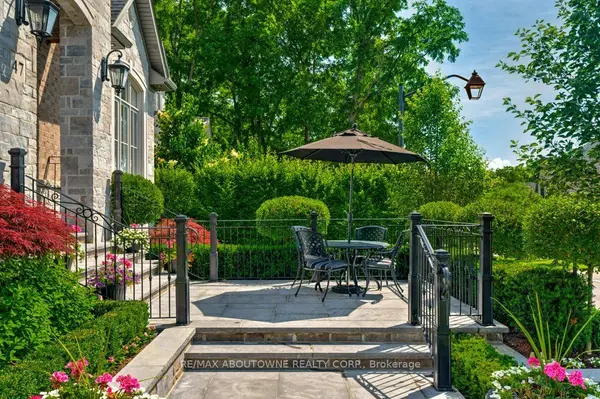 47 Legacy LN, Hamilton, ON L9G 0G2