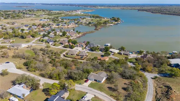 17 Bayside Drive, Runaway Bay, TX 76426
