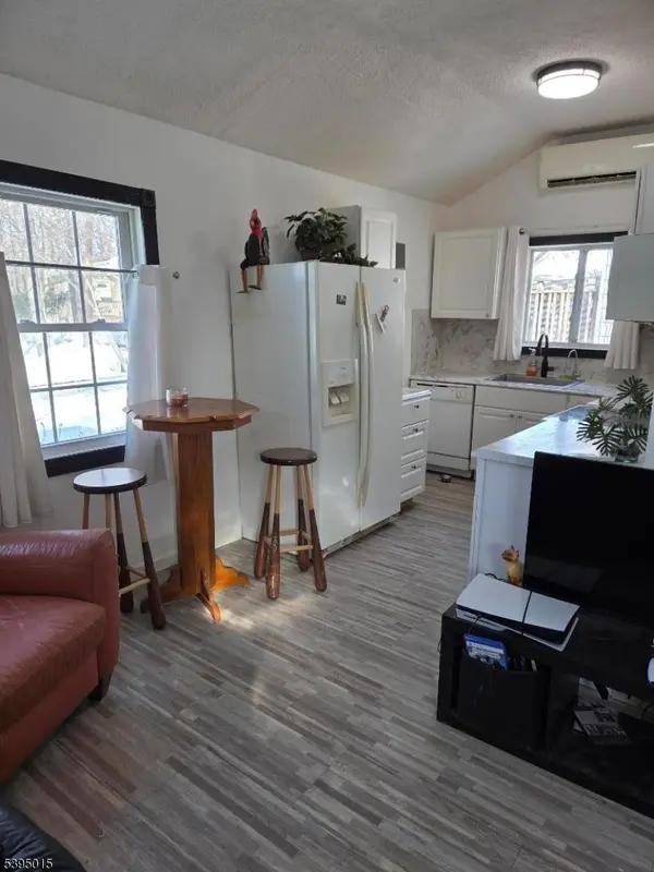 38 Geneva Trl, Hopatcong Boro, NJ 07843