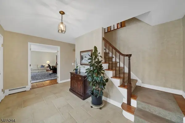 11 Beechnut Dr, Washington Twp., NJ 07853