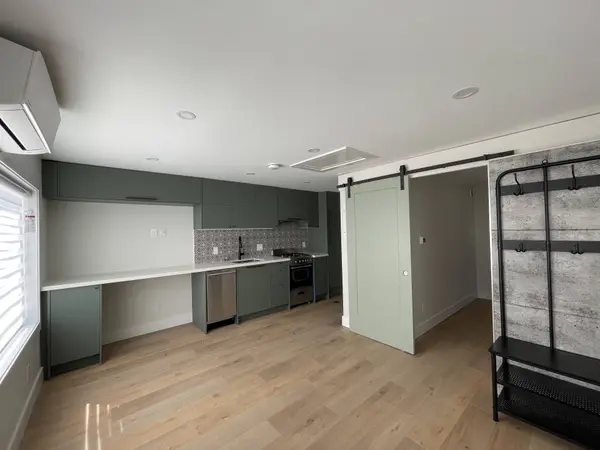 82 Gunn ST #3, Barrie, ON L4M 2H5