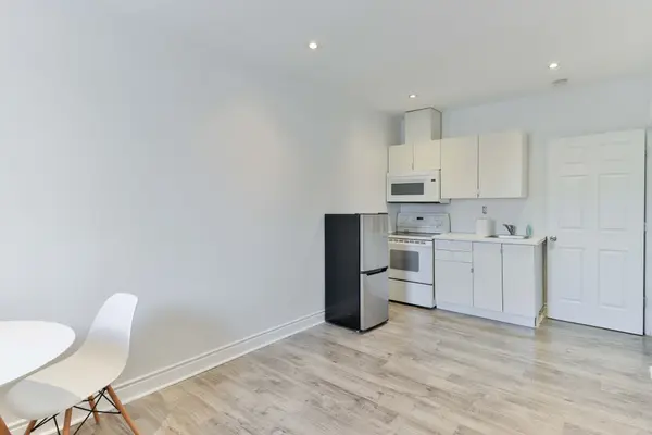 1364 St Clair AVE #201, Toronto W03, ON M6E 1C4