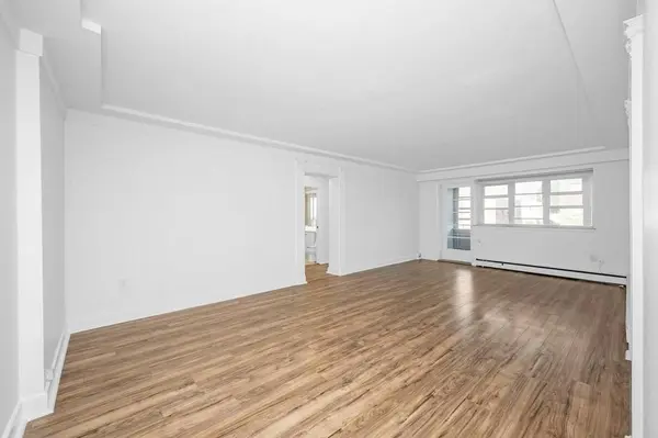 9 Grant BLVD #201, Hamilton, ON L9H 4L5