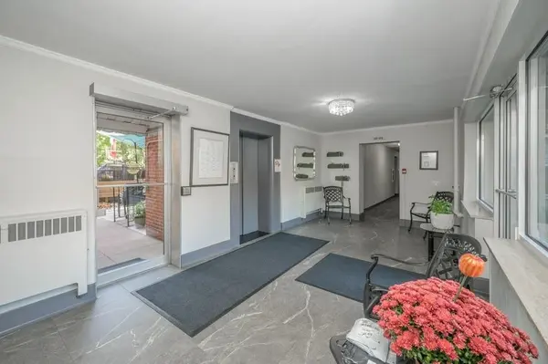 9 Grant BLVD #201, Hamilton, ON L9H 4L5