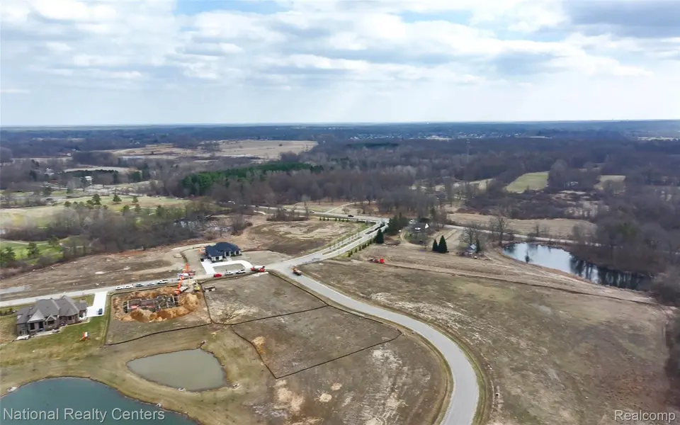 1637 Vista DR, Oakland Charter Township, MI 48363