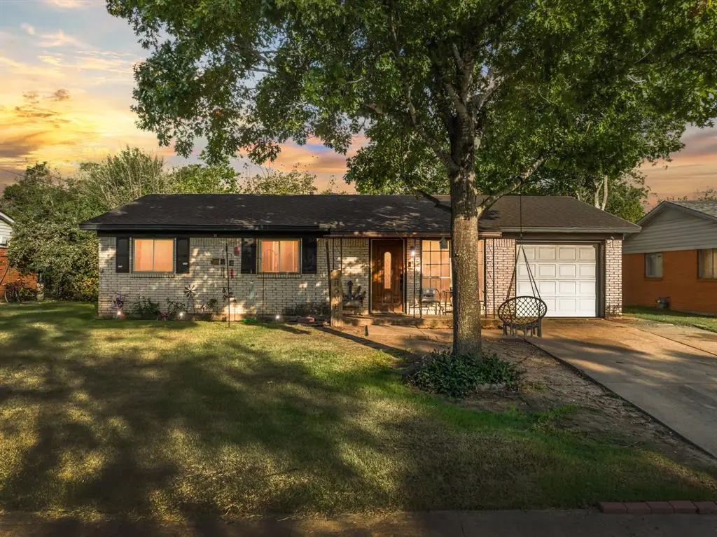 4312 Greenbriar Drive, Bellmead, TX 76705