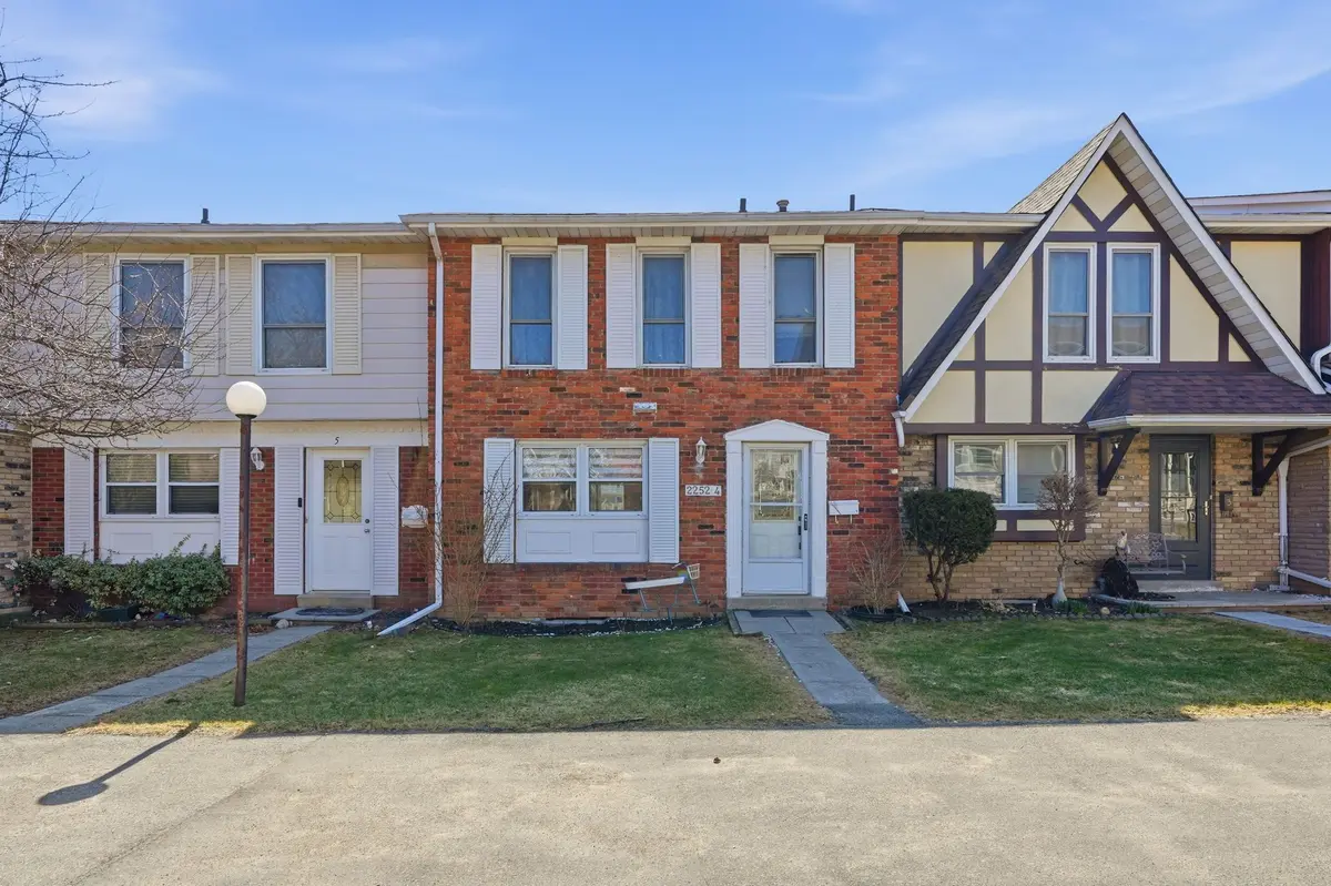 2252 Upper Middle RD #4, Burlington, ON L7P 2Z9