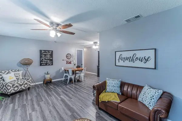 104 N Hillside Street, Red Oak, TX 75154