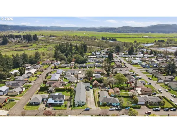 1035 W 11TH ST, Coquille, OR 97423