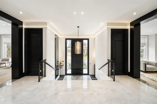 192 Lord Seaton RD, Toronto C12, ON M2P 1K9