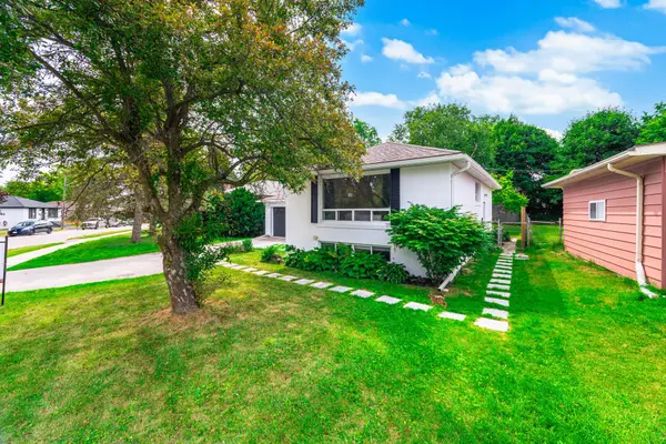 15 Kemano RD #MAIN FLOOR, Aurora, ON L4G 2Y2