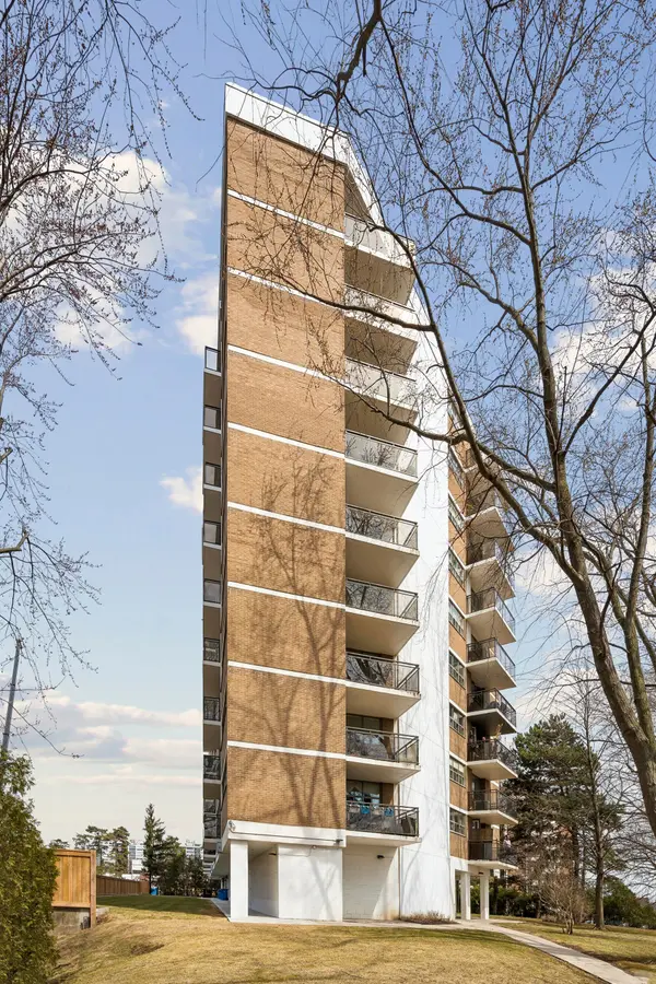 212 Kerr ST #207, Oakville, ON L6K 3B1