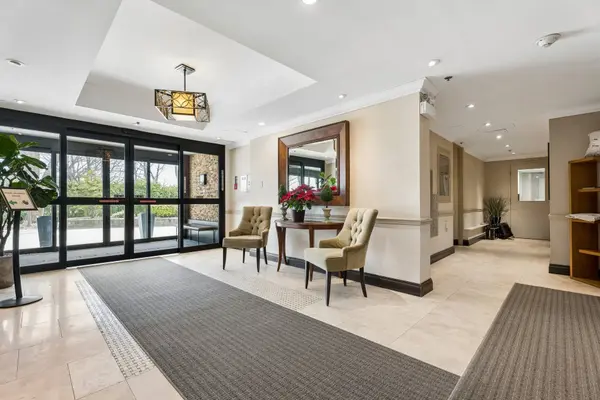 212 Kerr ST #207, Oakville, ON L6K 3B1