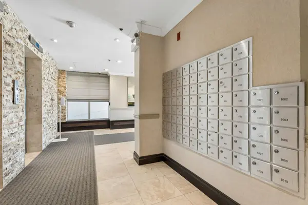 212 Kerr ST #207, Oakville, ON L6K 3B1