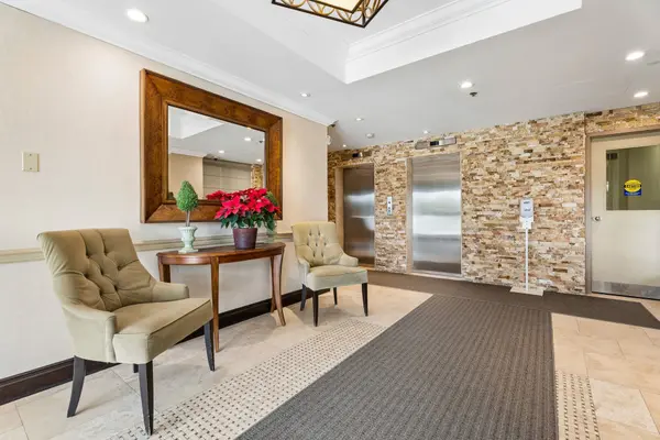 212 Kerr ST #207, Oakville, ON L6K 3B1