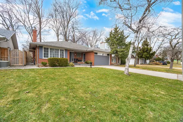 10 Boxwood RD, Toronto W08, ON M9C 2W5