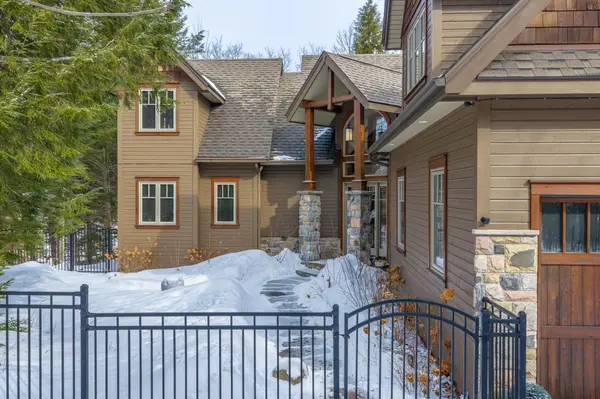 55 Clubhouse DR, Huntsville, ON P1H 1B1