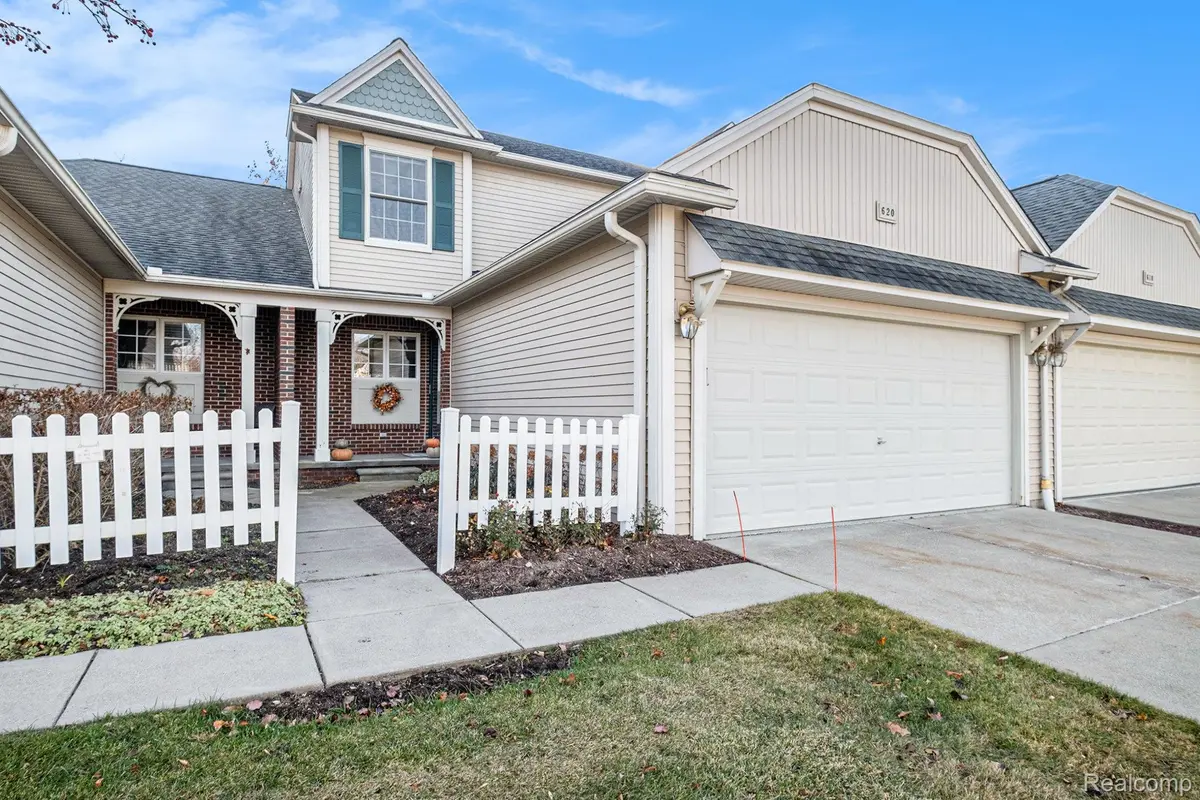 620 Shoreline DR, Fenton, MI 48430