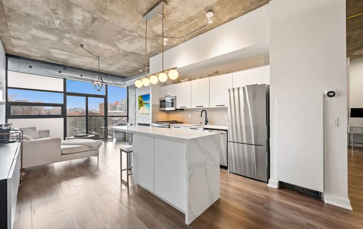 60 Bathurst ST #403, Toronto C01, ON M5V 2P4