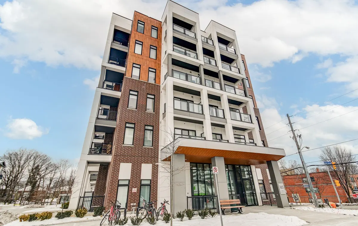 165 Canon Jackson DR #211, Toronto W04, ON M6M 0C4