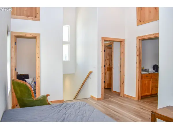 310 E RAPP RD, Talent, OR 97540