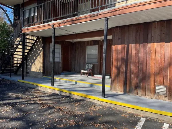 322 S Waco Street, Weatherford, TX 76086