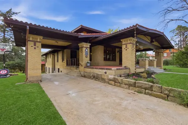 2420 S Adams Street, Fort Worth, TX 76110