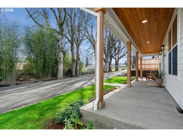 1305 UFF DA ST, Silverton, OR 97381