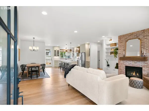 1305 UFF DA ST, Silverton, OR 97381