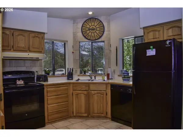 1055 N 5TH ST #74, Jacksonville, OR 97530