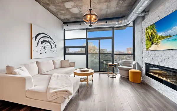 60 Bathurst ST #403, Toronto C01, ON M5V 2P4