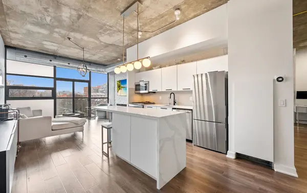 60 Bathurst ST #403, Toronto C01, ON M5V 2P4