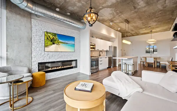 60 Bathurst ST #403, Toronto C01, ON M5V 2P4