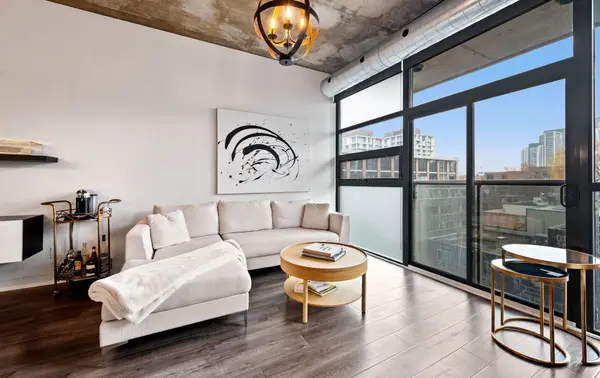 60 Bathurst ST #403, Toronto C01, ON M5V 2P4