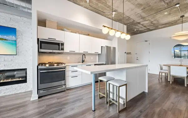 60 Bathurst ST #403, Toronto C01, ON M5V 2P4